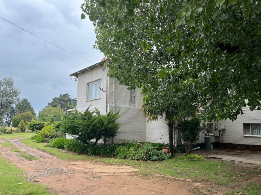 6 Bedroom Property for Sale in Ladybrand Rural Free State